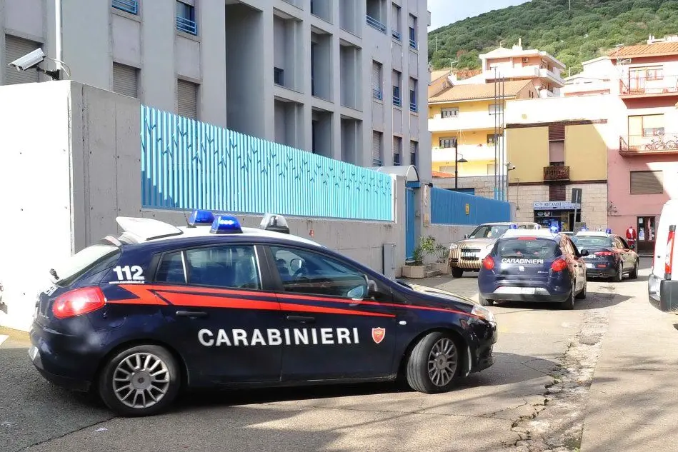 Le auto dei carabinieri escono dalla caserma di Iglesias dopo gli arresti - foto Cucca