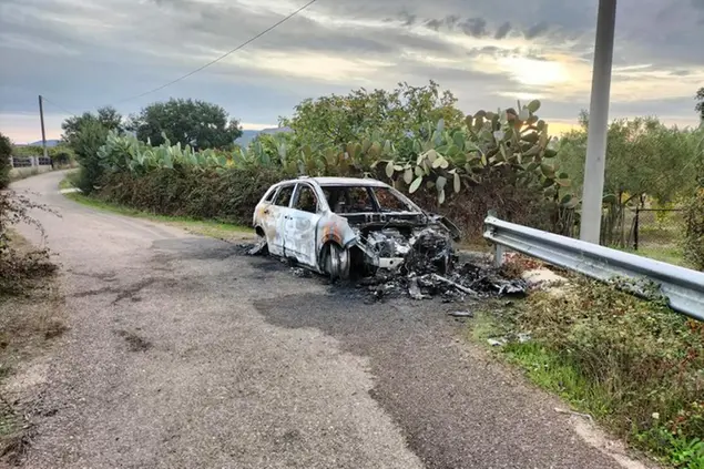 L'auto incendiata (L'Unione Sarda - Scano)