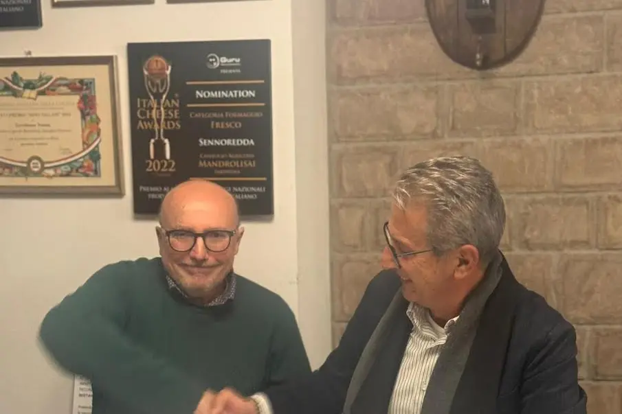 La firma del protocollo tra Pietro Paolo Erbì, il presidente del Distretto Rurale del Giudicato di Arborea, e Bruno Sanna, preside dell’Istituto Agrario Don Deodato Meloni di Oristano (Foto concessa)