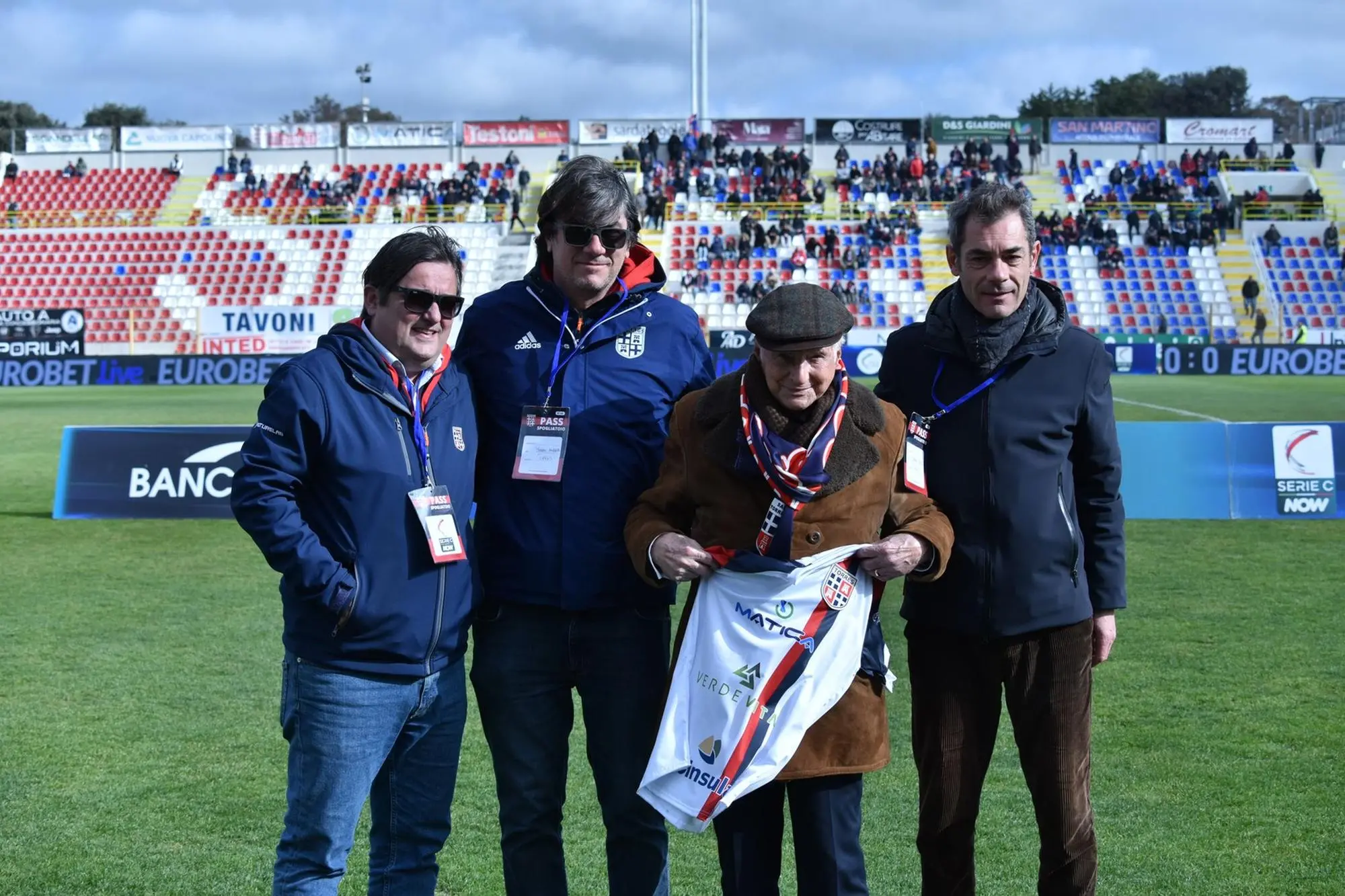 La consegna della maglia l'anno scorso (foto Torres-A. Sanna)