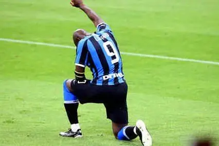 Lukaku in ginocchio per Floyd (Ansa)