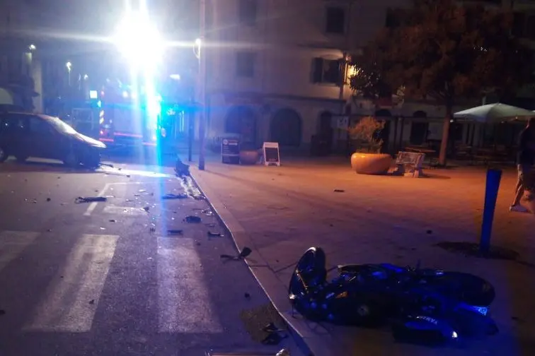 L'auto e la moto dopo il terribile impatto (foto M. Pala)