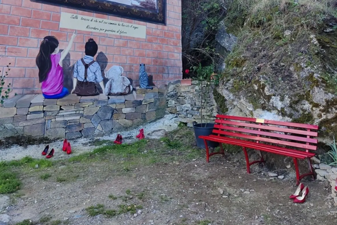 Esterzili, la panchina rossa (Foto Fr. Melis)