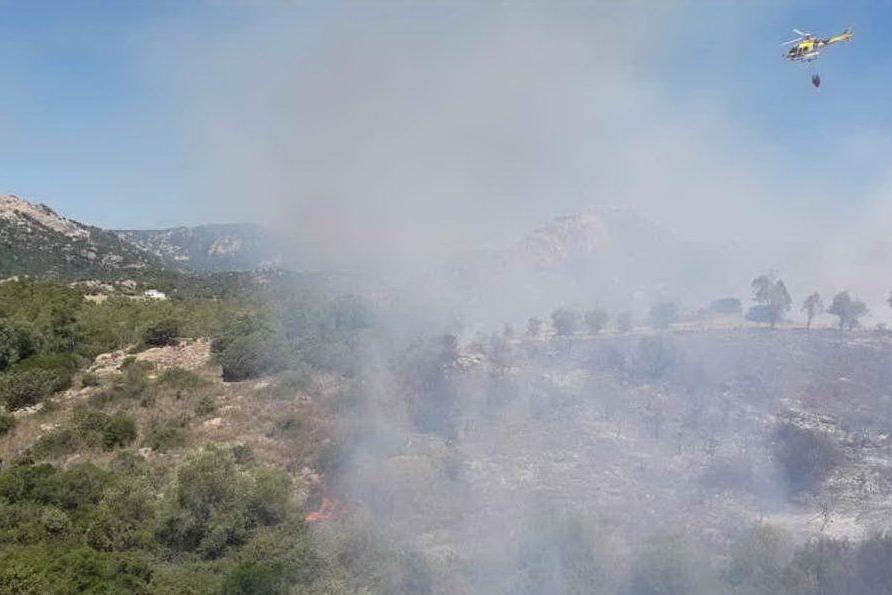 Vasto incendio nelle campagne di Orosei, interviene l'elicottero