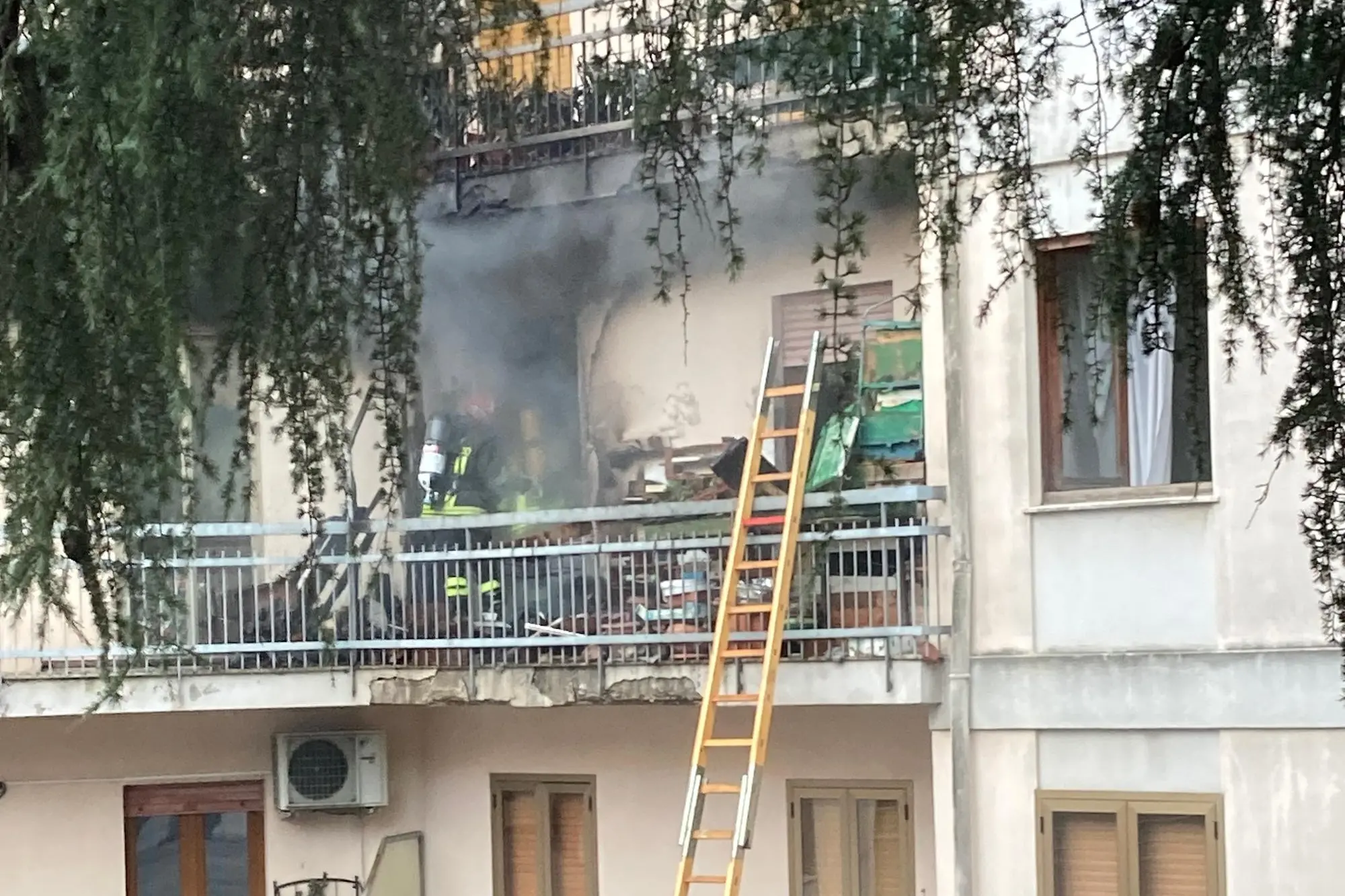 La casa incendiata (foto Ledda)
