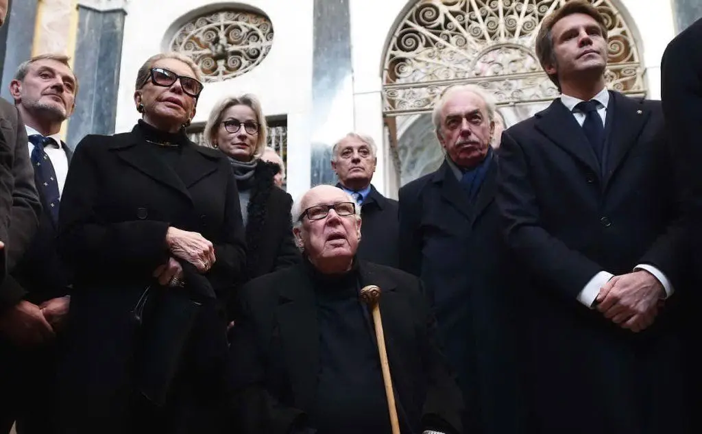 La famiglia ha pregato davanti alle sepolture provvisorie delle salme di Vittorio Emanuele III e di sua moglie Elena