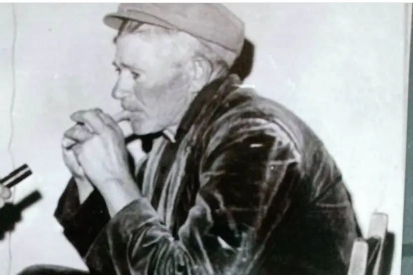 Giuseppe Boi di Esterzili (anni '60- '70) suona su pipiolu (Foto Fr.Me.)