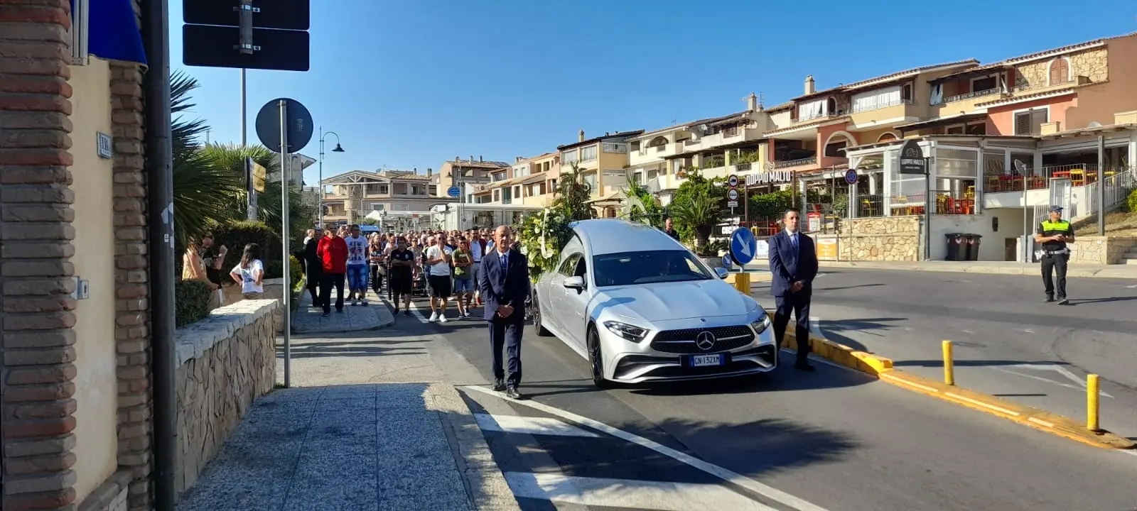 Il carro funebre per i funerali di Luca Rivera (foto Serreli)