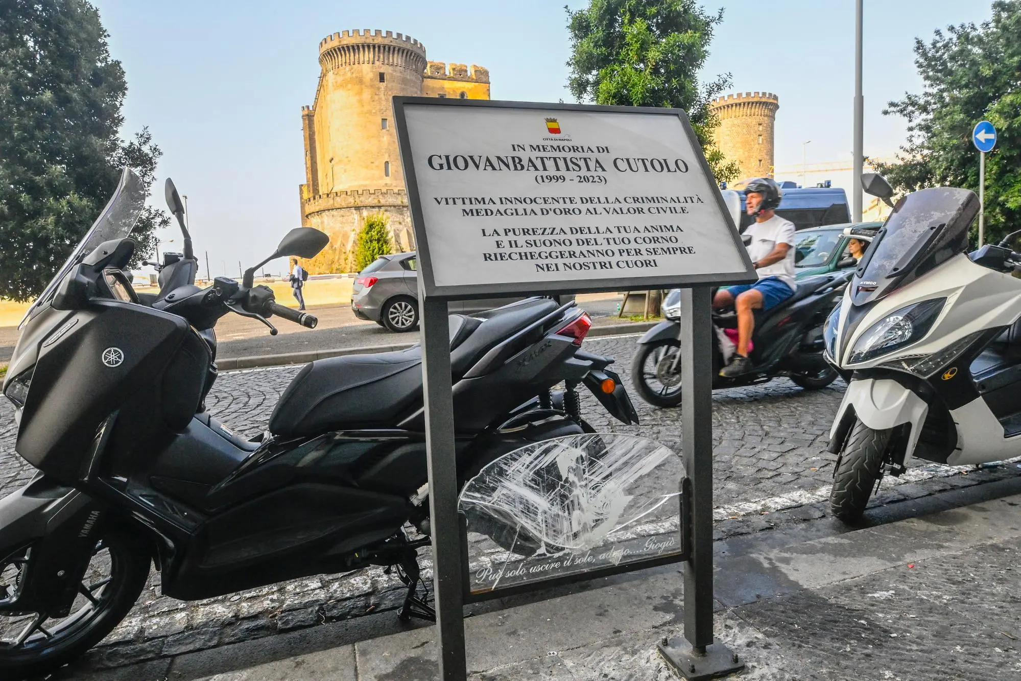 La targa in memoria di Giogio' Cutolo, giovane musicista assassinato nell'agosto del 2023, con i segni del danneggiamento (foto Ansa/CIRO FUSCO)