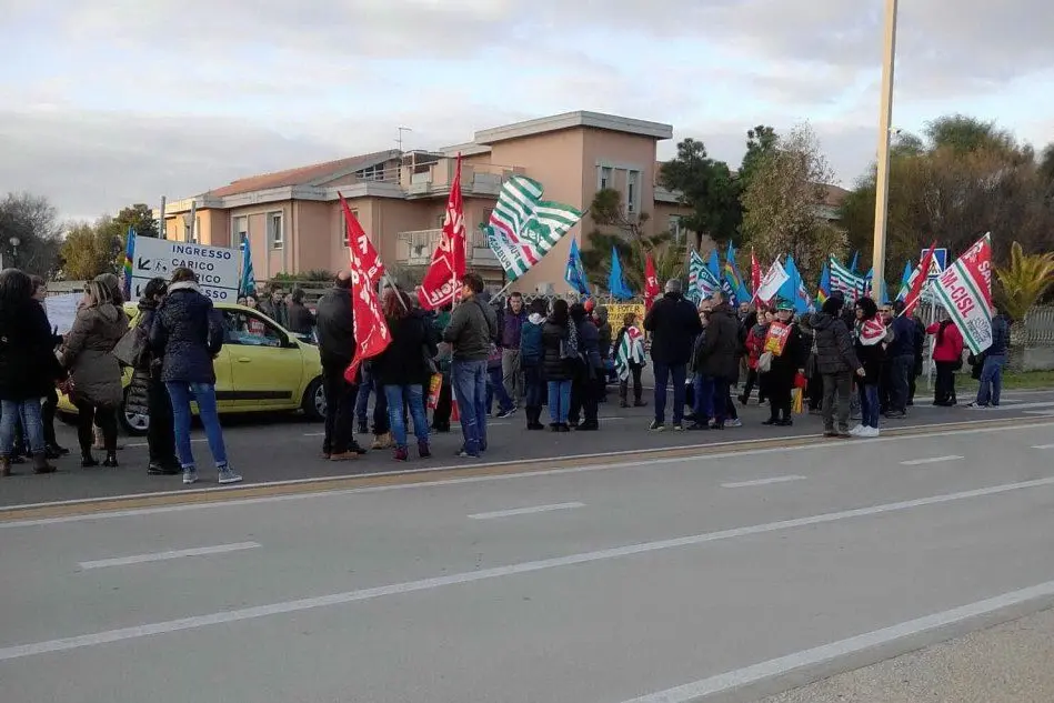 Una delle tante proteste dei dipendenti Aias (foto Simone Farris)