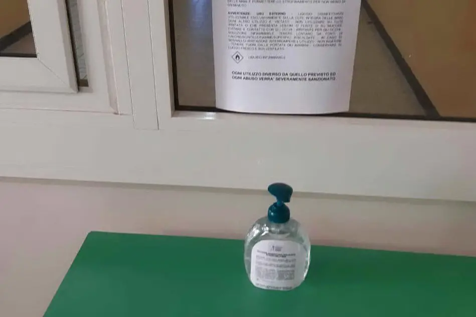 Il gel realizzato dagli studenti (foto L'Unione Sarda - Scano)