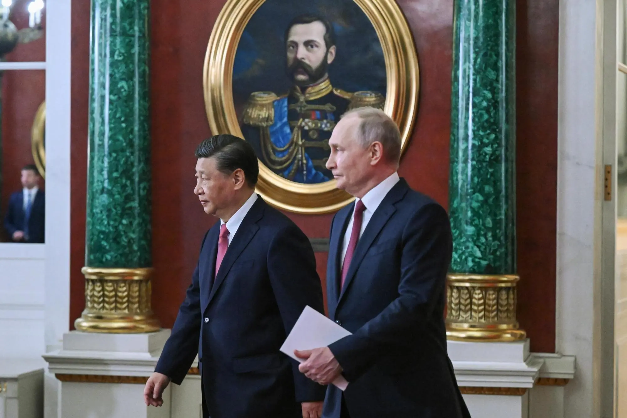 Chinese President Xi Jinping (L) and Russian President Vladimir Putin (R) enter a hall for the documents signing ceremony after their Russia - China talks at the Kremlin in Moscow, Russia, 21 March 2023. Chinese President Xi Jinping arrived in Moscow on a three-day visit, which will last from March 20 to 22, according to Russian and Chinese state agencies. Xi Jinping visits Russia on improving joint partnership and developing key areas of Russian-Chinese economic cooperation. ANSA/GRIGORY SYSOEVS / SPUTNIK / KREMLIN POOL MANDATORY CREDIT