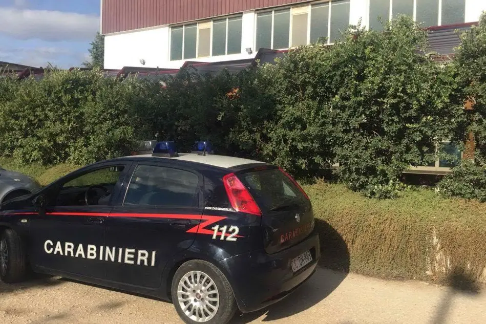 I carabinieri davanti alle strutture sportive dell'Esperia