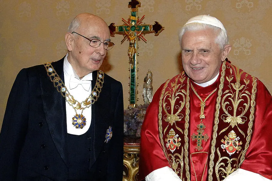 Il presidente della Repubblica, Giorgio Napolitano, con papa Benedetto XVI il 20 novembre 2006 durante la cerimonia di accoglienza all'arrivo nella Sala del Tronetto in Vaticano. E' la prima visita ufficiale del presidente Napolitano presso la Santa Sede