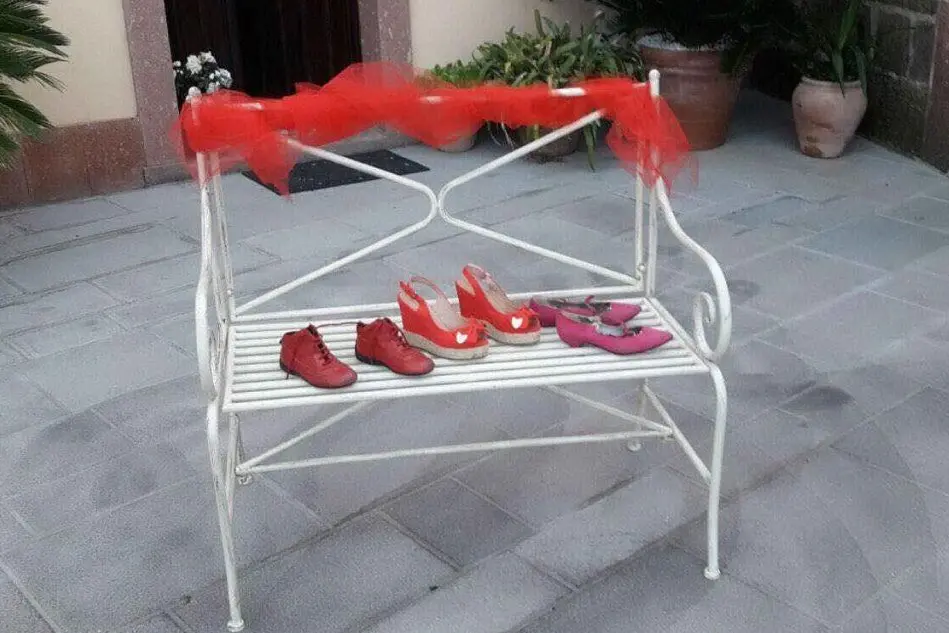 Le scarpette rosse, simbolo della lotta alla violenza sulle donne (foto Comitato Fèminas)