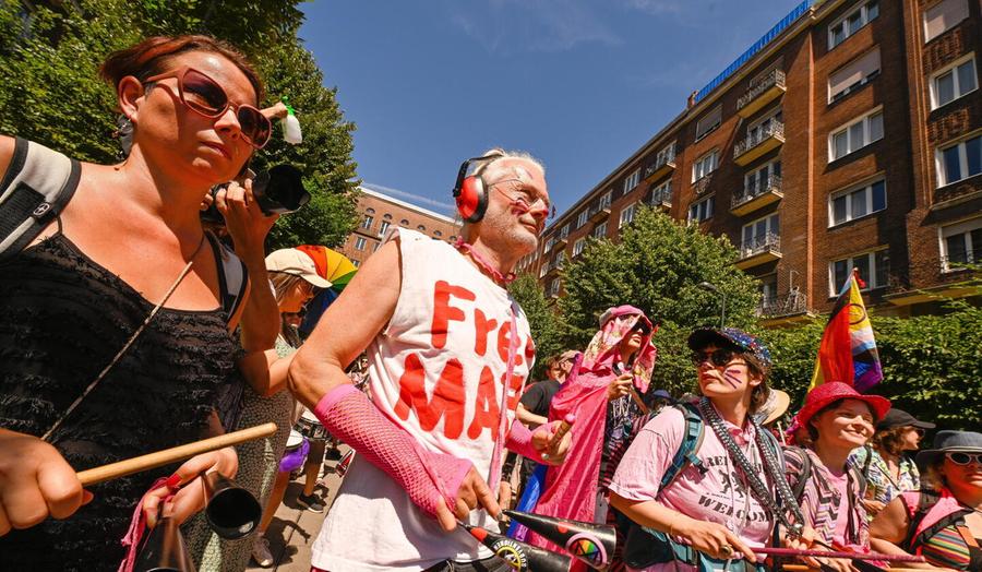 I Lgbtqia+ sfilano nel Giorno del PreGiudizio