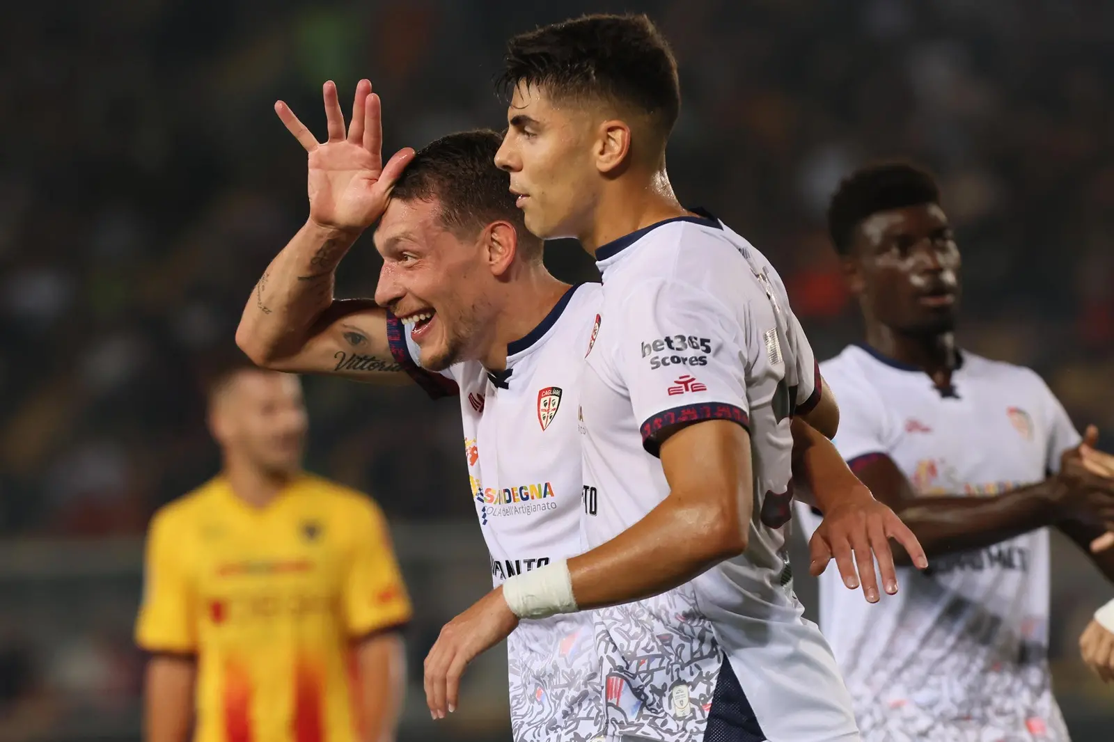 Andrea Belotti esulta con Adam Obert dopo il primo gol in Lecce-Cagliari (foto Ansa)