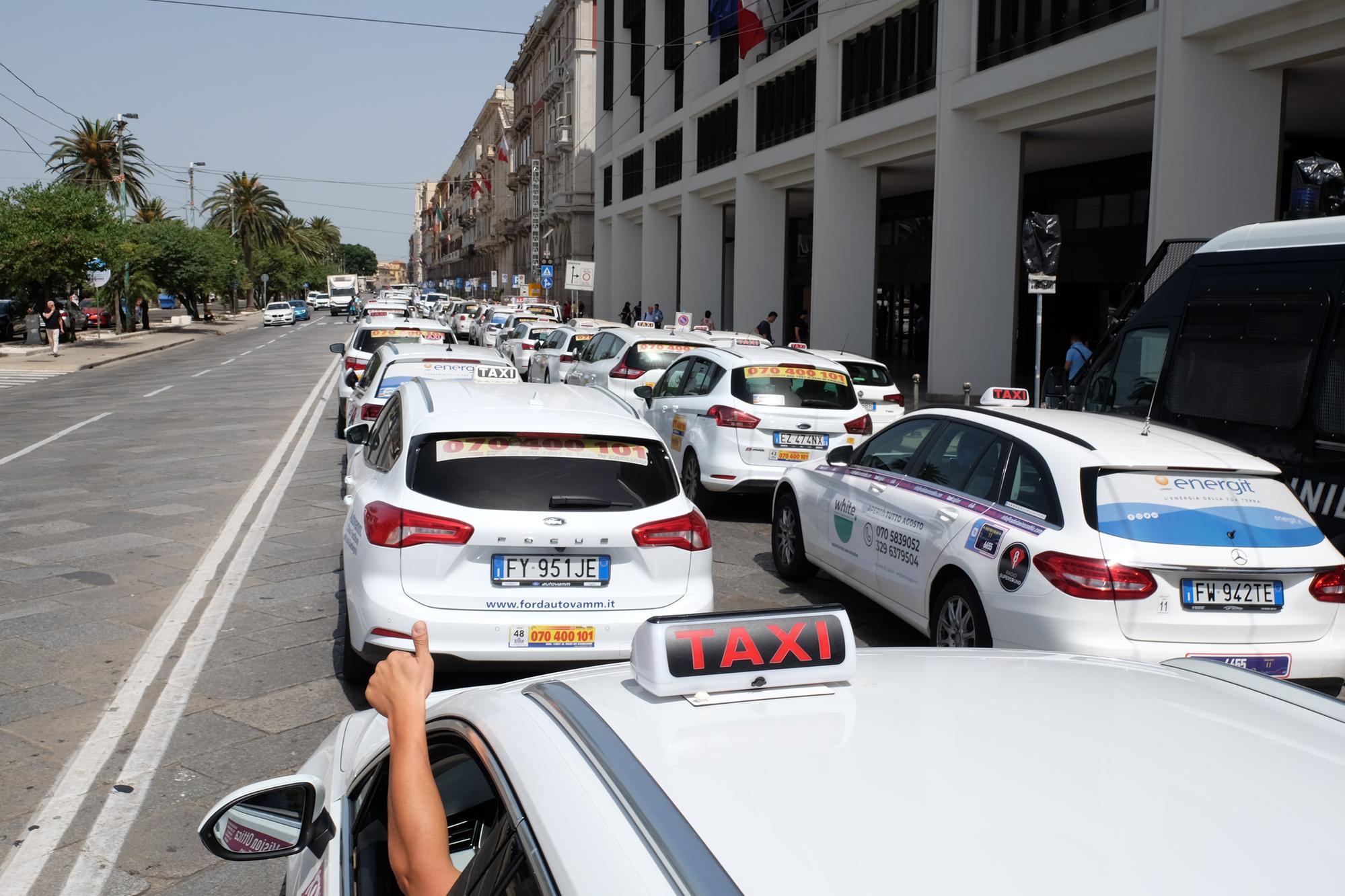 Innenstadt lahmgelegt, der Streik der Taxifahrer bringt den Verkehr in Cagliari ins Trudeln