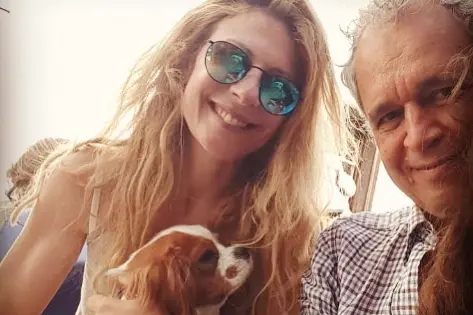Francesca Fagnani con Enrico Mentana e uno dei loro cani (foto da Instagram)