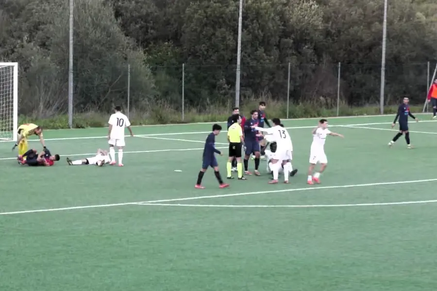 Le proteste dell'Arzachena che chiede un rigore contro l'Usinese (foto Ilenia Giagnoni)