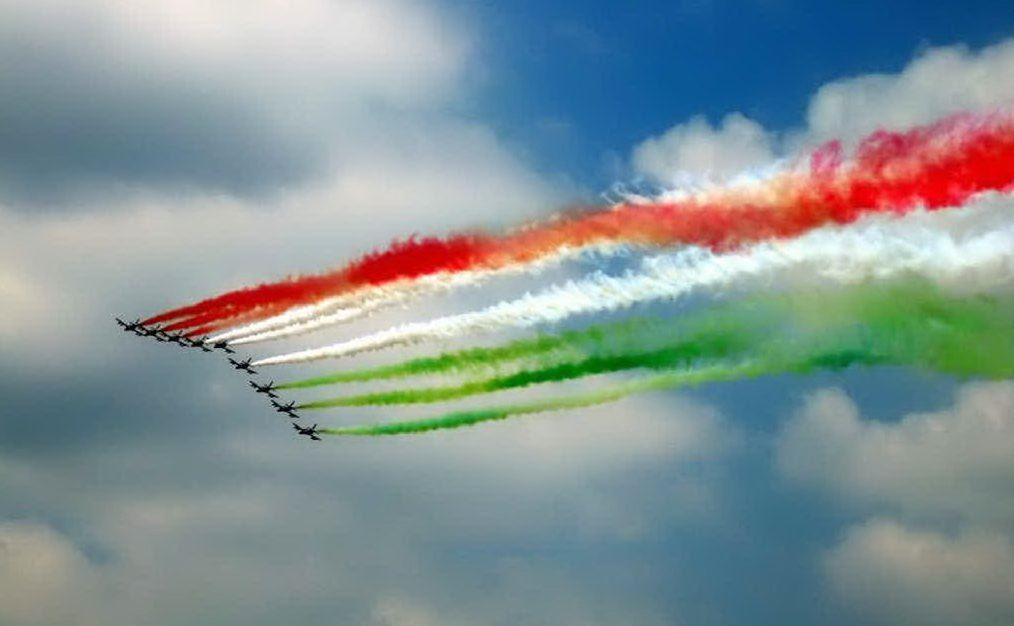 Le Frecce Tricolori sfrecciano nel cielo di Roma in onore della Repubblicata Italiana