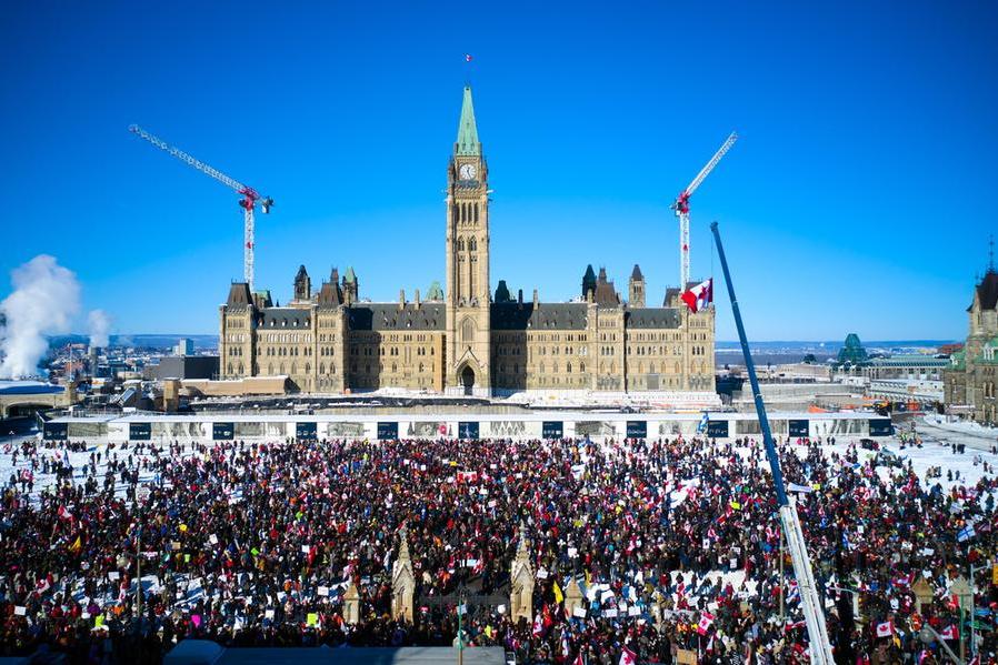 Sale la protesta in Canada, migliaia in piazza contro le misure anti-Covid