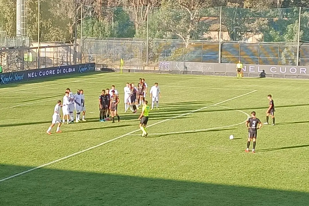 Punizione dell'Atletico Uri nel derby di Olbia (foto Ilenia Giagnoni)