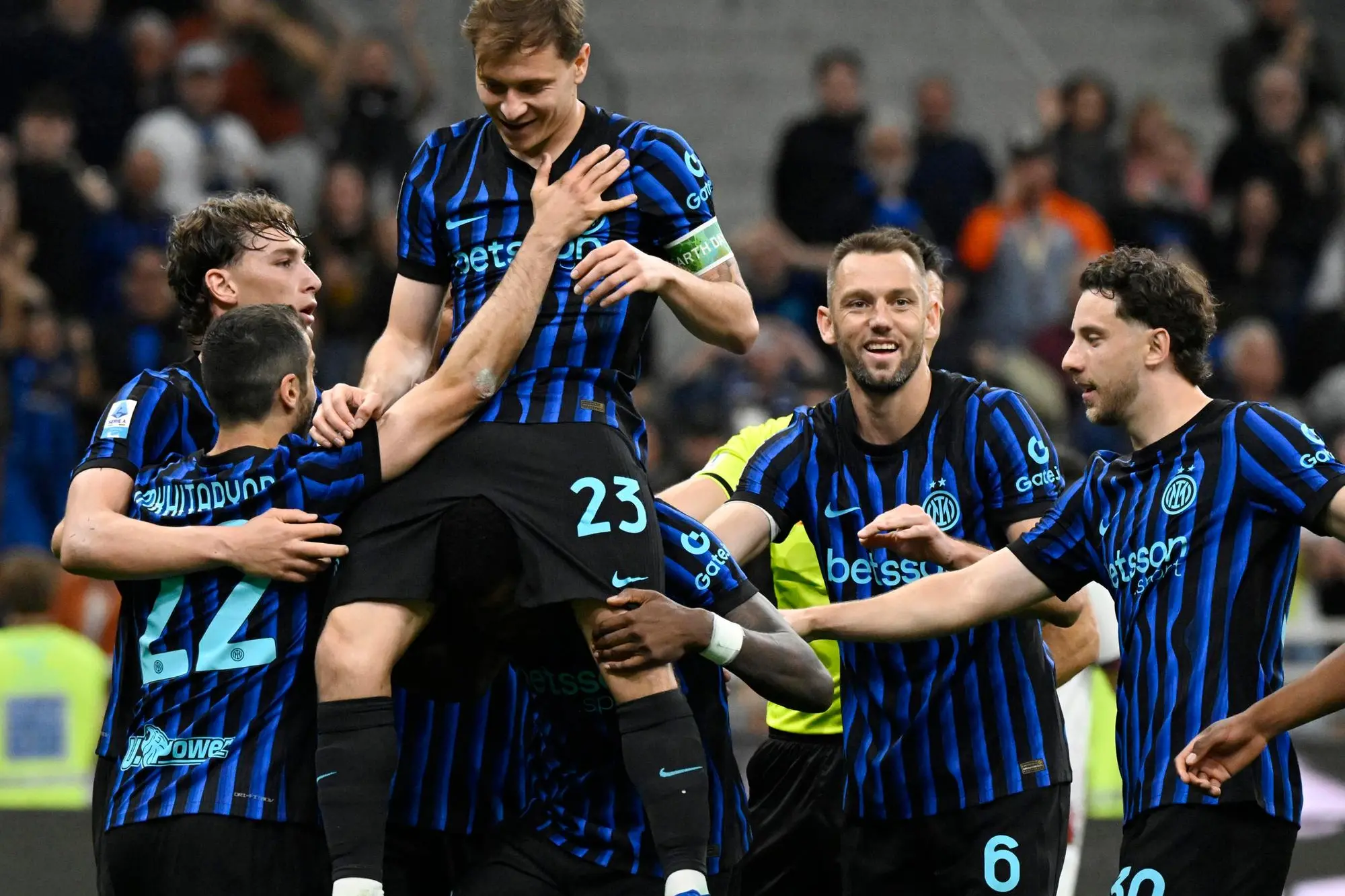 Nicolò Barella festeggiato dai compagni per il gol in Inter-Cagliari (foto Ansa)