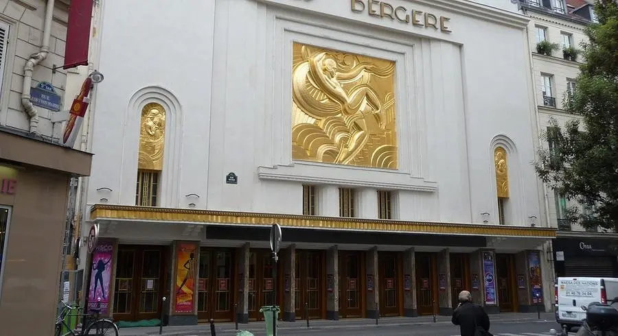 Il Folies Bergère a Parigi, fonte Ansa