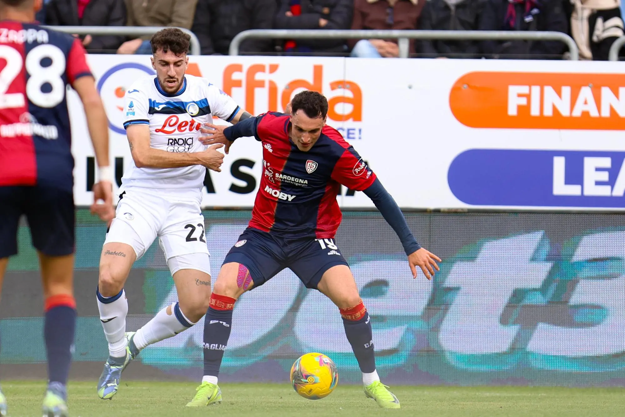 Nadir Zortea contrastato da Matteo Ruggeri nel primo tempo di Cagliari-Atalanta (foto Ansa)