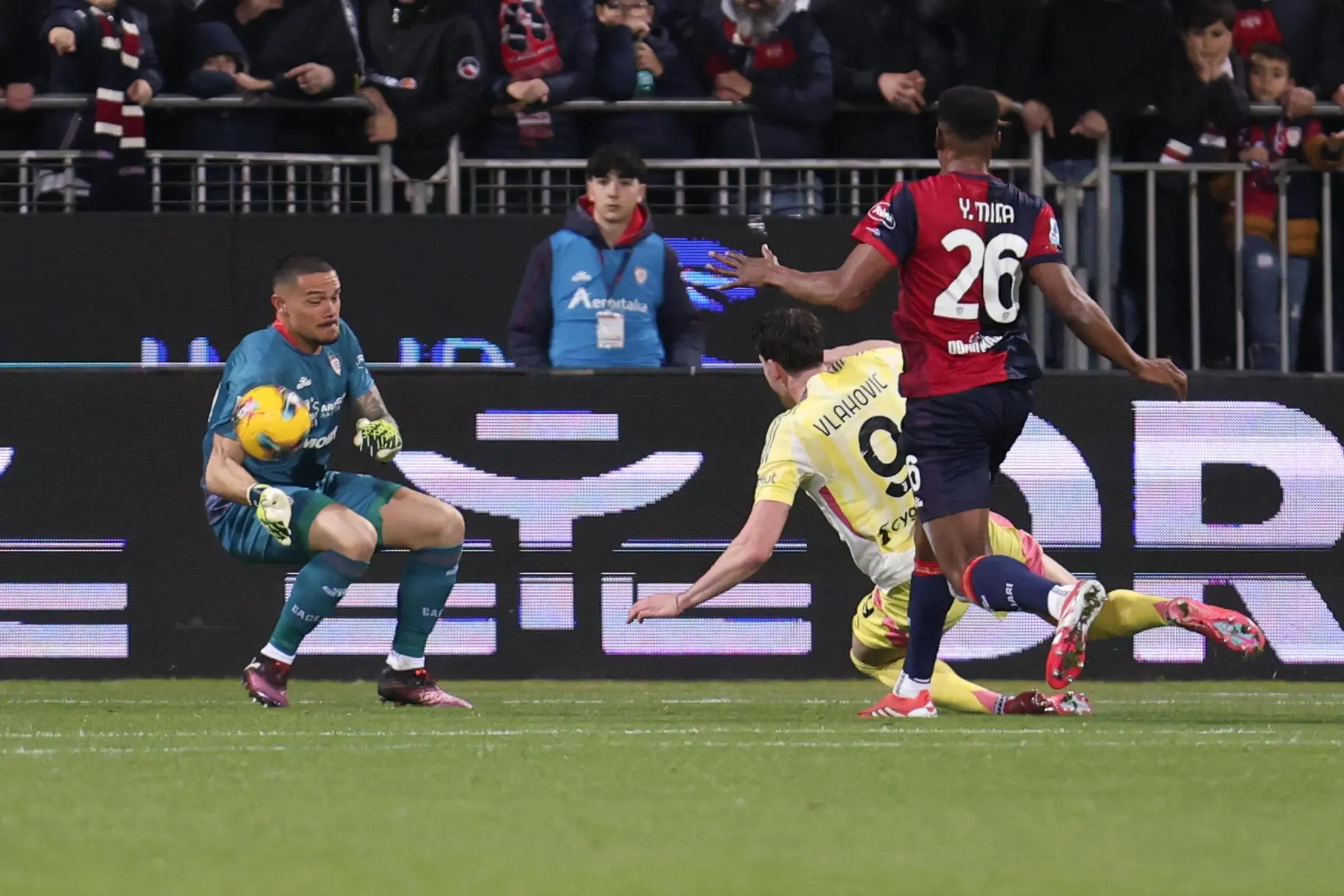 Una delle parate di Elia Caprile nel corso di Cagliari-Juventus (foto Ansa)