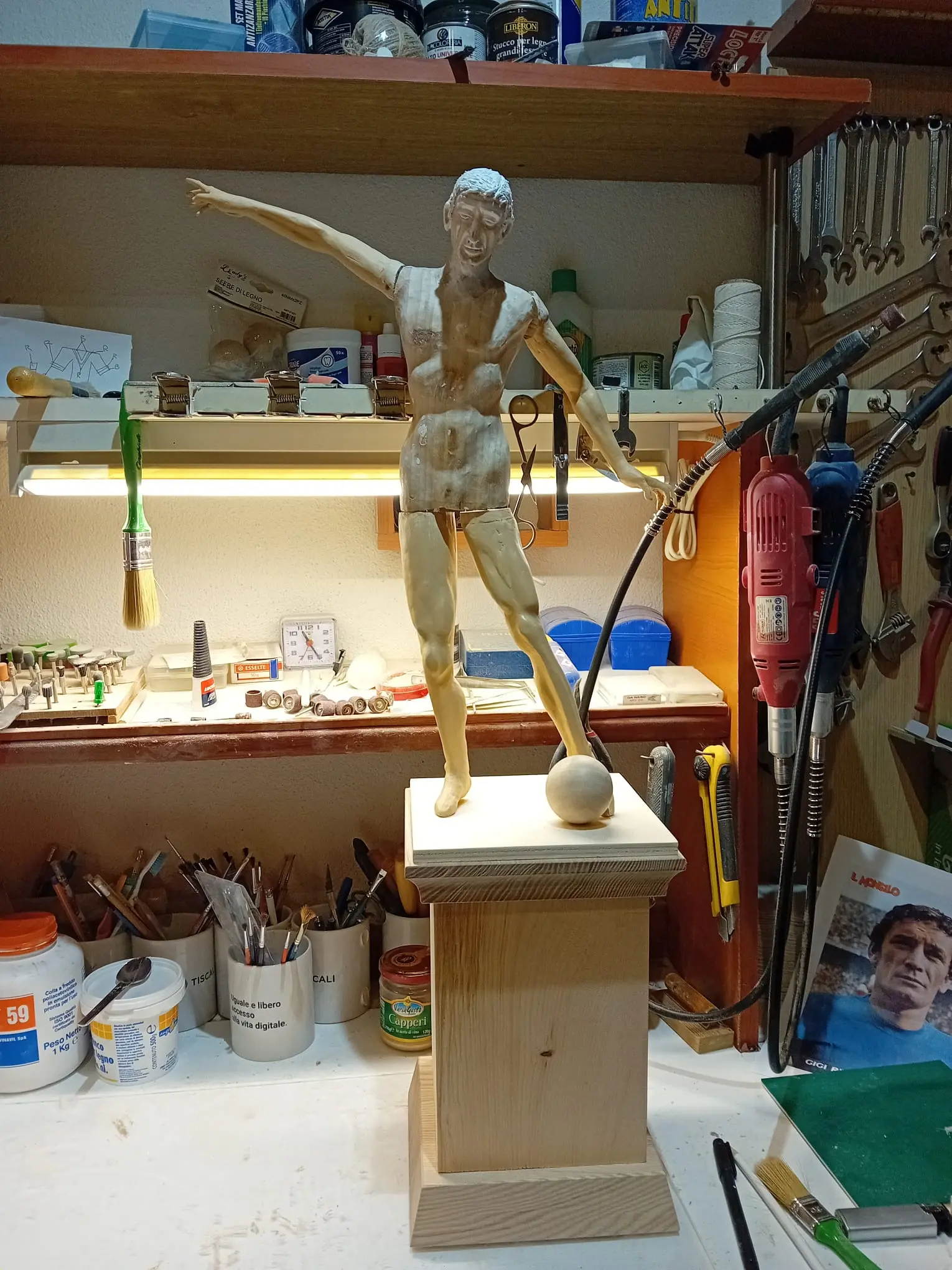 Il lavoro sulla statua nel laboratorio di Daniele Pinna