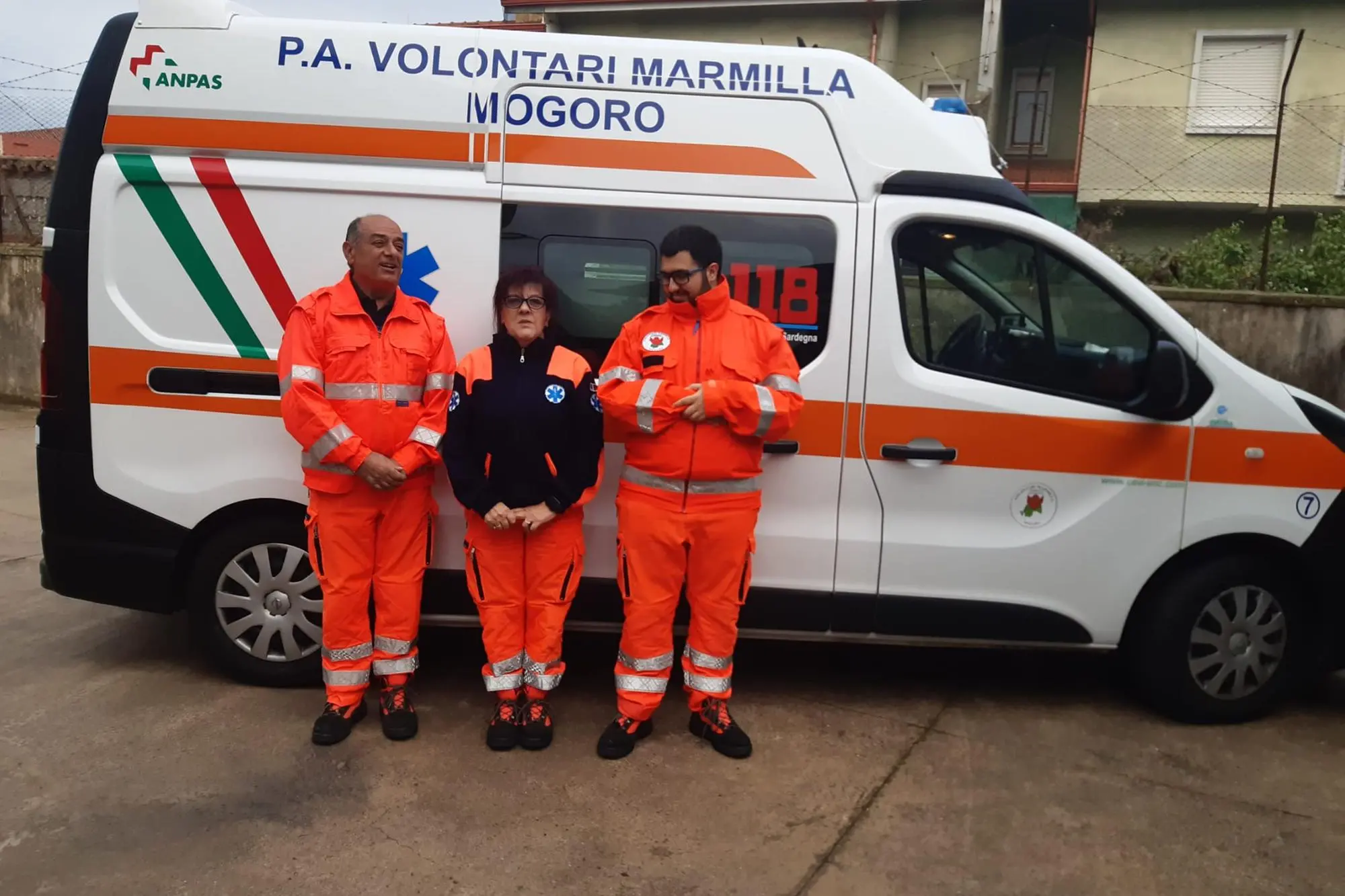 Tre volontari dell’associazione Volontari Marmilla  (foto Sara Pinna)