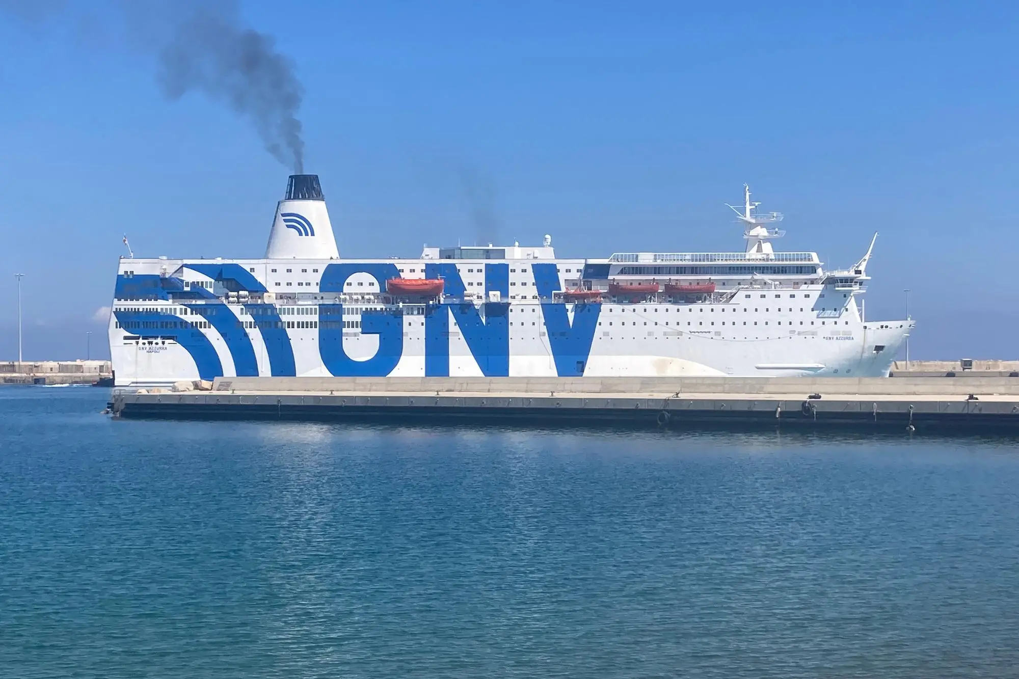 La Gnv Azzurra nello scalo di Porto Torres (foto Pala)