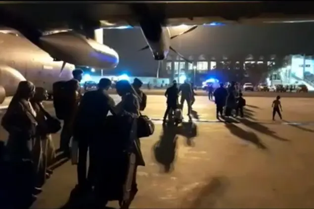 L'evacuazione degli italiani da Khartum (foto da frame video via Ansa)