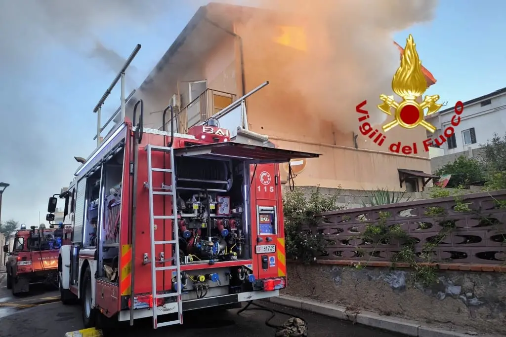 I vigili del fuoco sul posto per l'incendio a Portoscuso