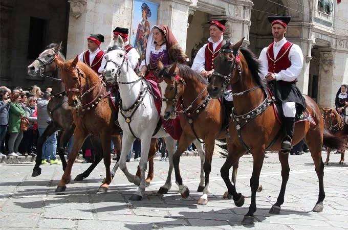 Villa San Pietro, le regole per le processioni a cavallo