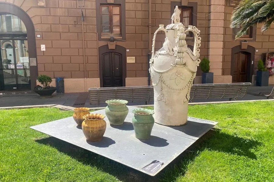 Installazione con le ceramiche in piazza Eleonora (foto V.Pinna)