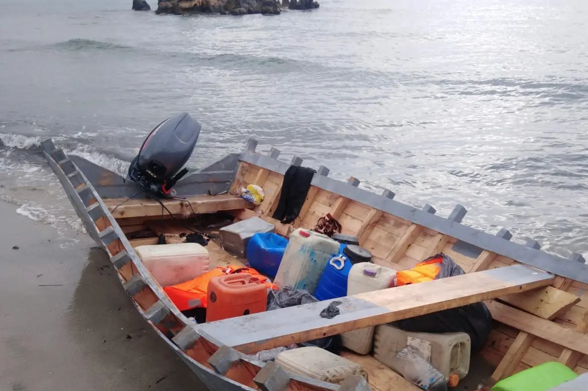 Uno dei barchini utilizzato dai migranti (foto Fabio Murru)
