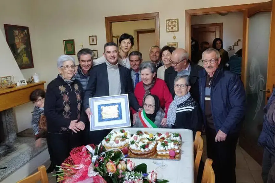 La nonnina col sindaco Gigi Puddu e i familiari (foto Serreli)