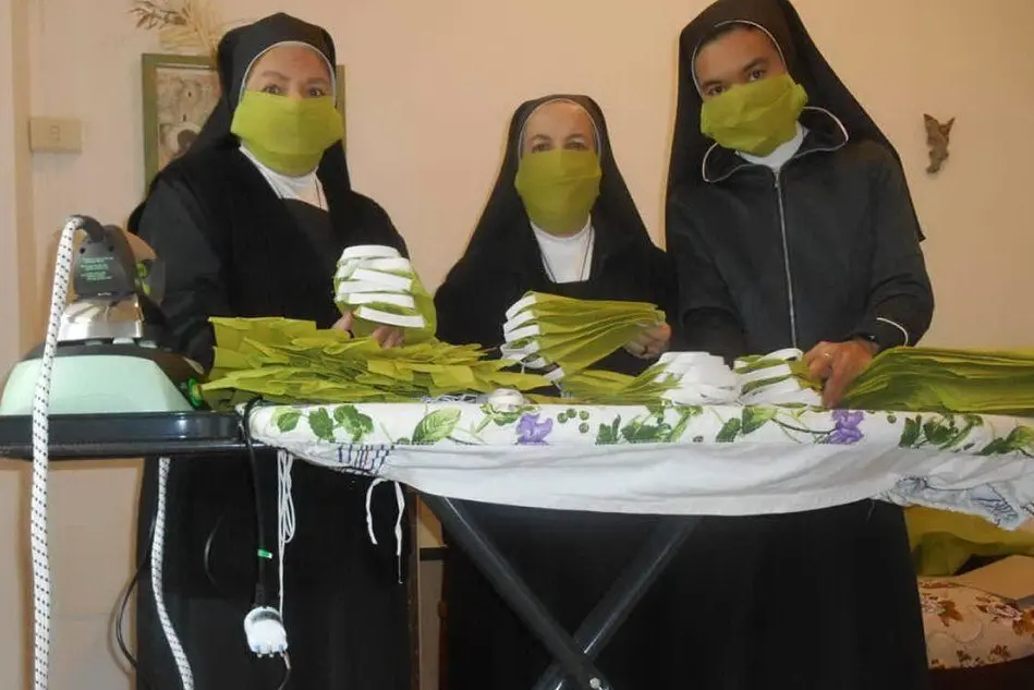 Le suore Minime del Sacro Cuore di Villacidro al lavoro per realizzare le mascherine (L'Unione Sarda - foto Pittau)
