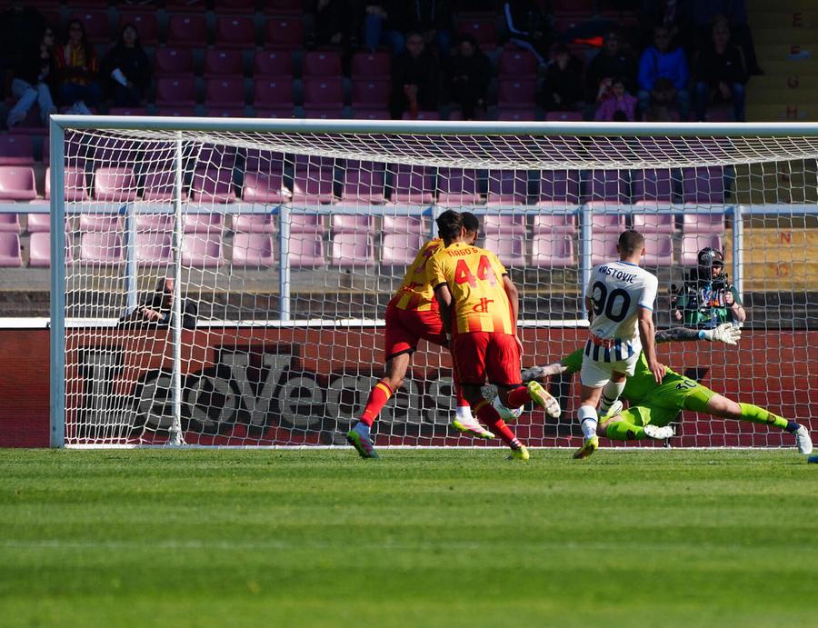 L’Atalanta travolge il Lecce e fa un grosso favore al Cagliari