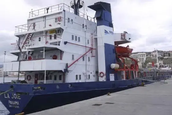 La nave fermata in porto