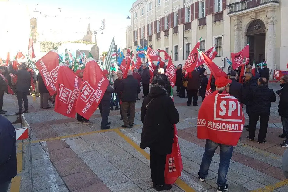 I manifestanti in piazza Palazzo a Cagliari (foto Luca Mascia)