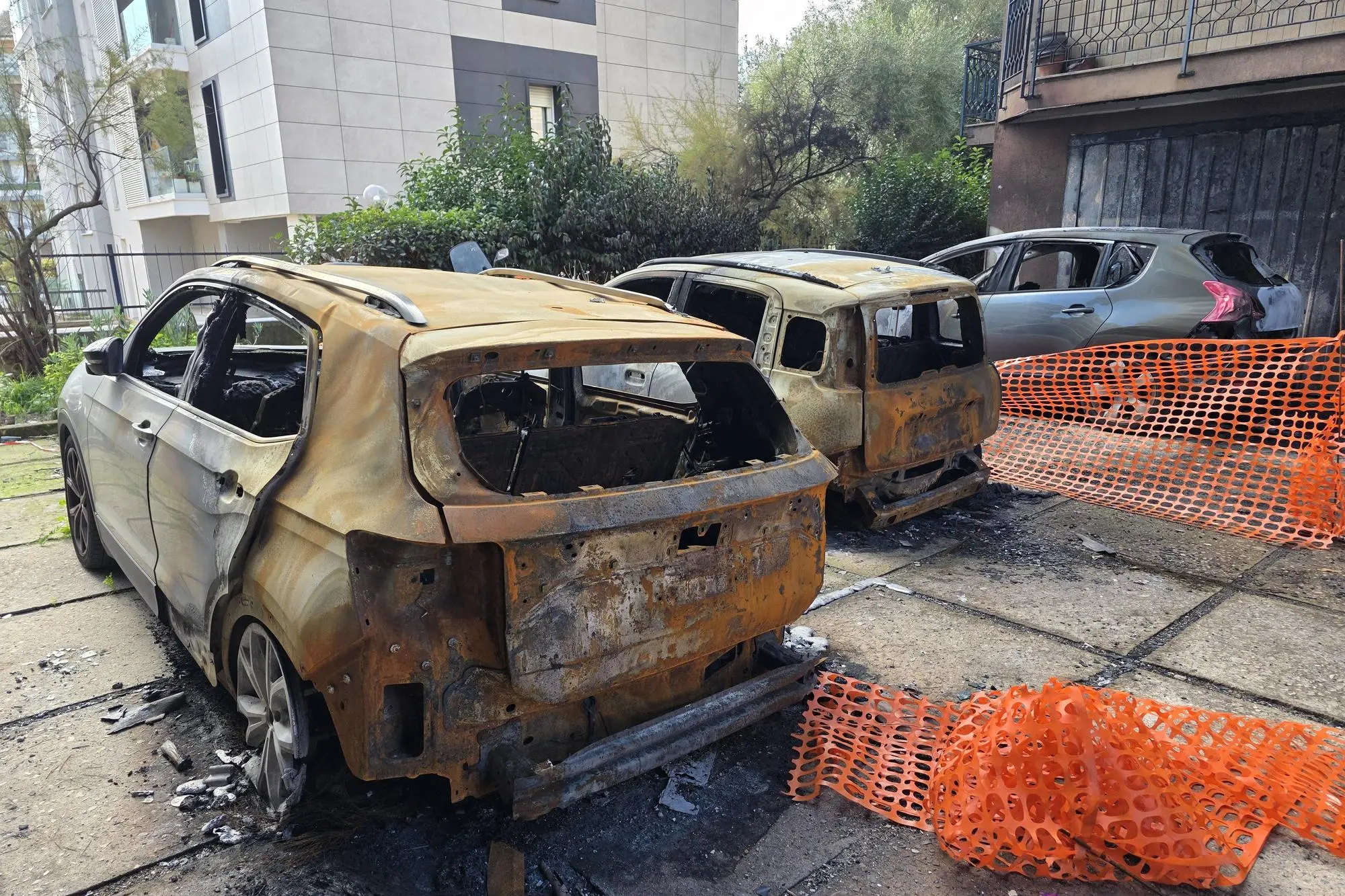 Auto bruciate in largo Budapest (foto Floris)