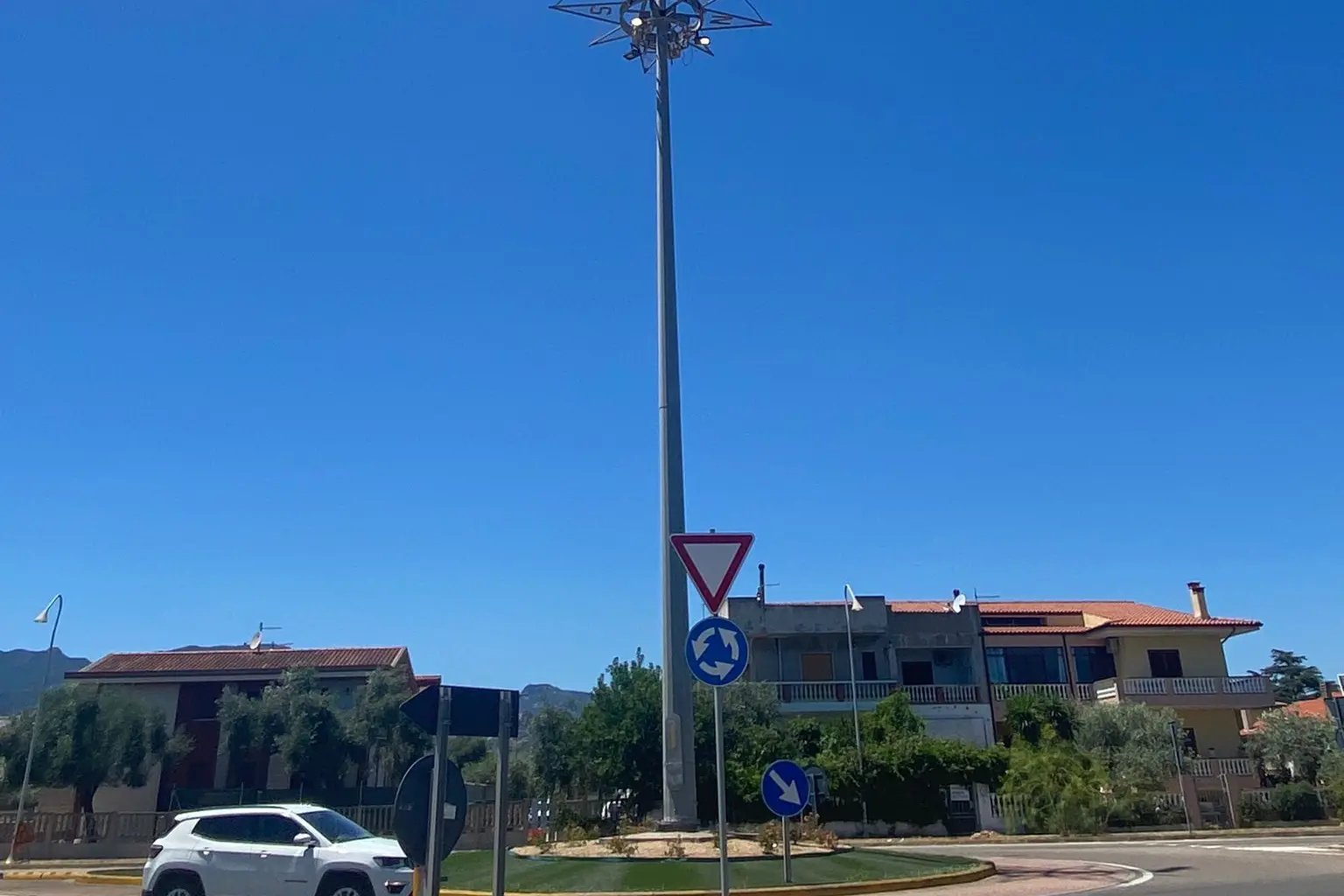 La torre faro accesa di giorno (foto Murgana)