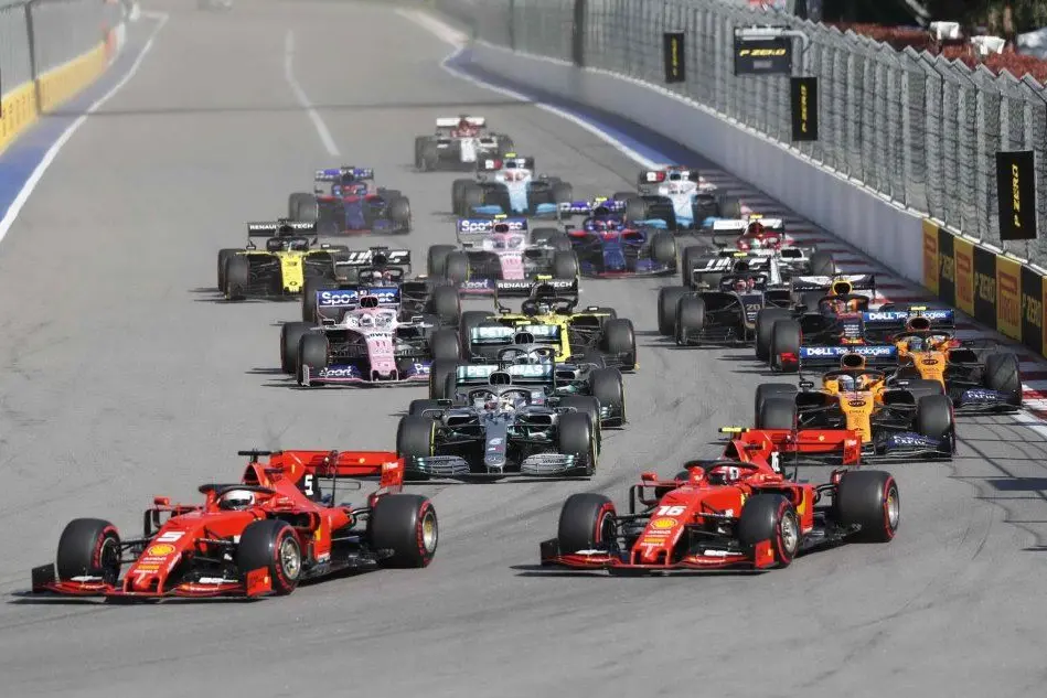 La partenza, con il sorpasso di Vettel su Leclerc (Ansa)