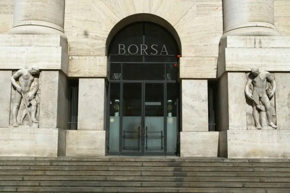 La sede della Borsa in Piazza Affari (Ansa)