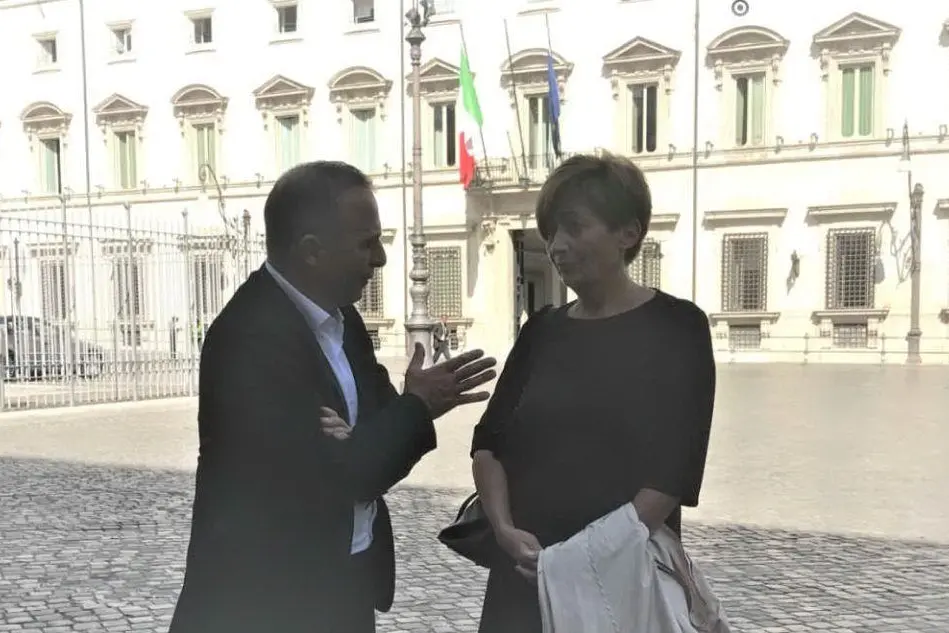 Il sindaco Lutzu e l’assessore Pinna davanti a Palazzo Chigi