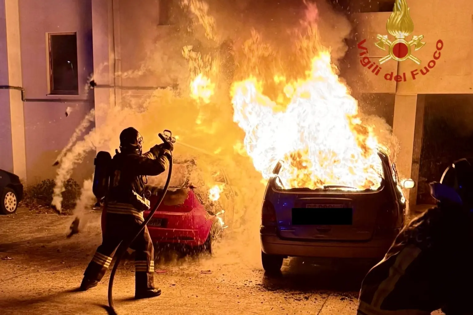 Quartu, auto in fiamme